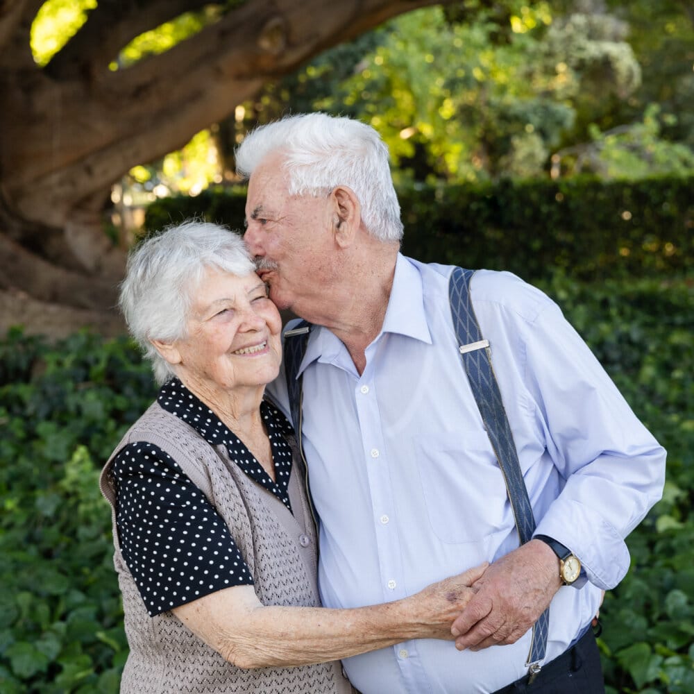 elderly couple kissing in garden, anniversary couple photography Perth