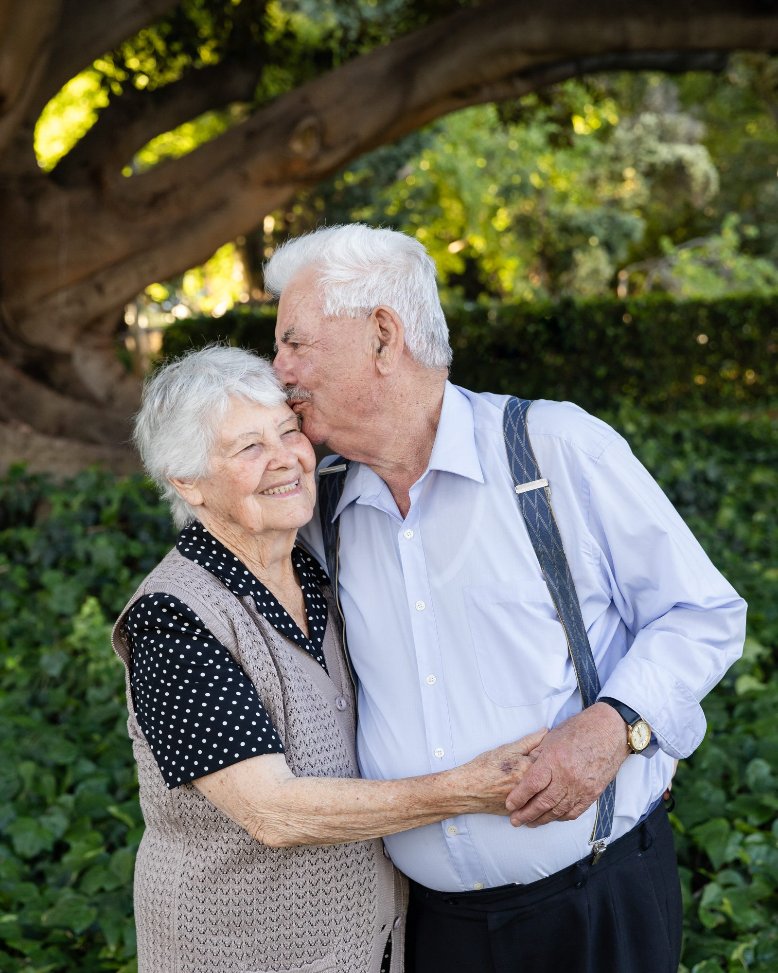 elderly couple kissing in garden, anniversary couple photography Perth